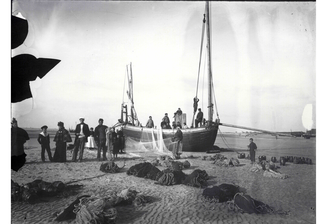 Le chargement des filets, photo N&B, coll. Archives municipales, Berck