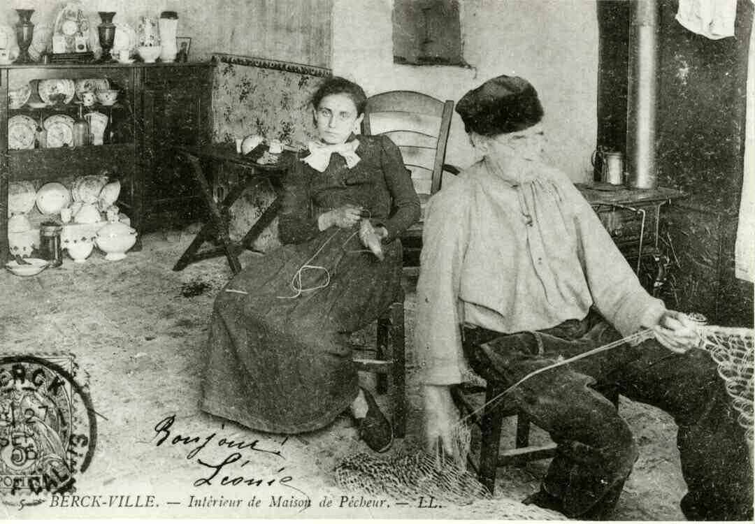 Postkarte, Berckoiser Innenleben, die Reparatur der Netze, coll. Archives municipales, Berck