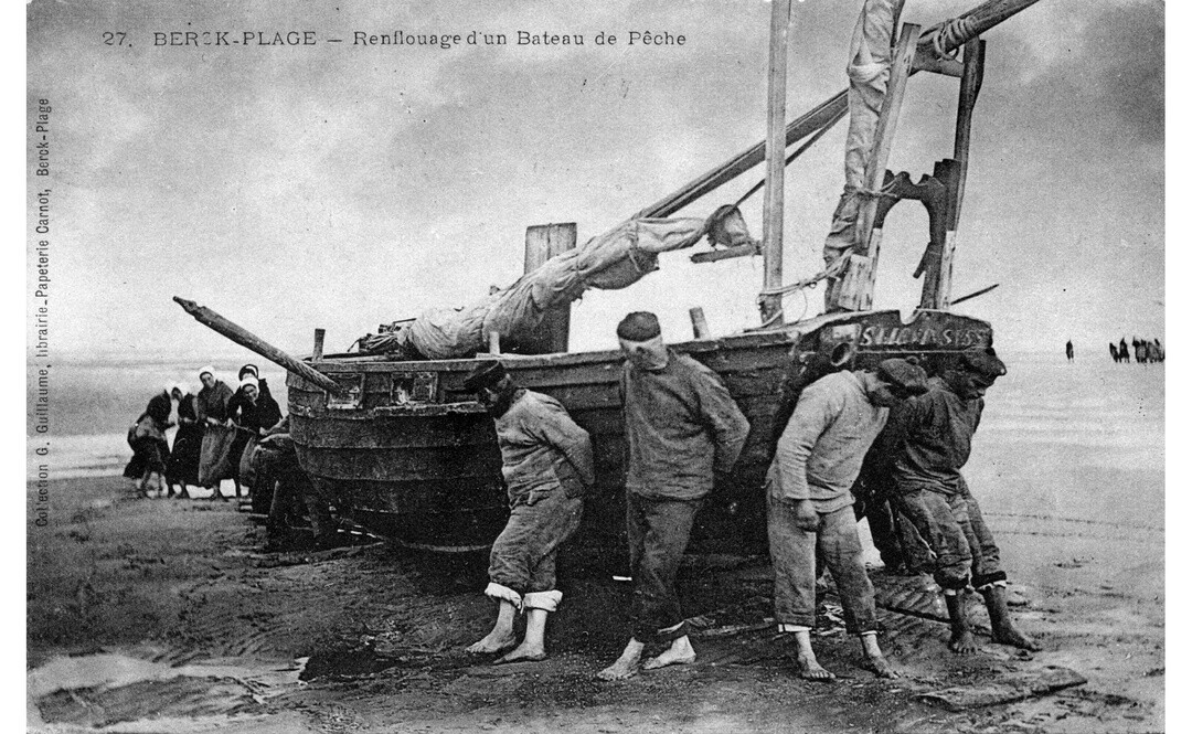 Postcard, Refloating a fishing boat, coll. Archives municipales, Berck