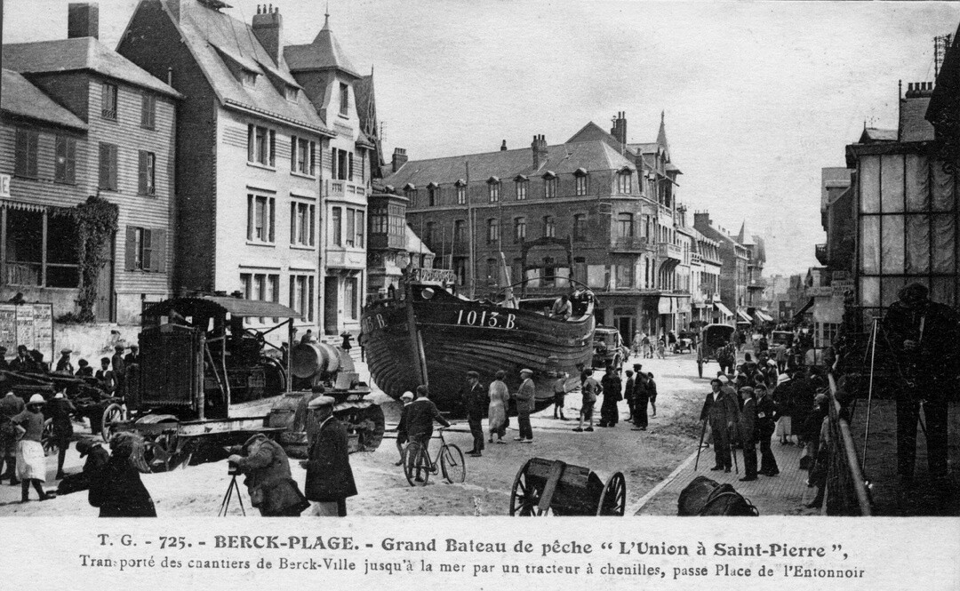 Ansichtkaart, De boot l'Union St Pierre vervoerd van Berck-Ville naar het strand, coll. Archives municipales, Berck
