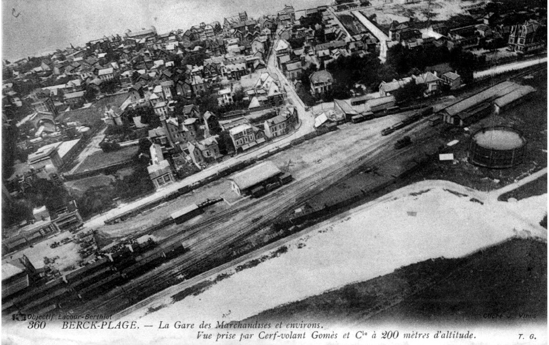 Anonyme, Berck-Plage, la gare des marchandises. Vue par cerf-volant à 200m d’altitude Gomes & Cie, ca. 1910, carte postale, coll. Fonds documentaire Musée Opale Sud, Berck-sur-Mer