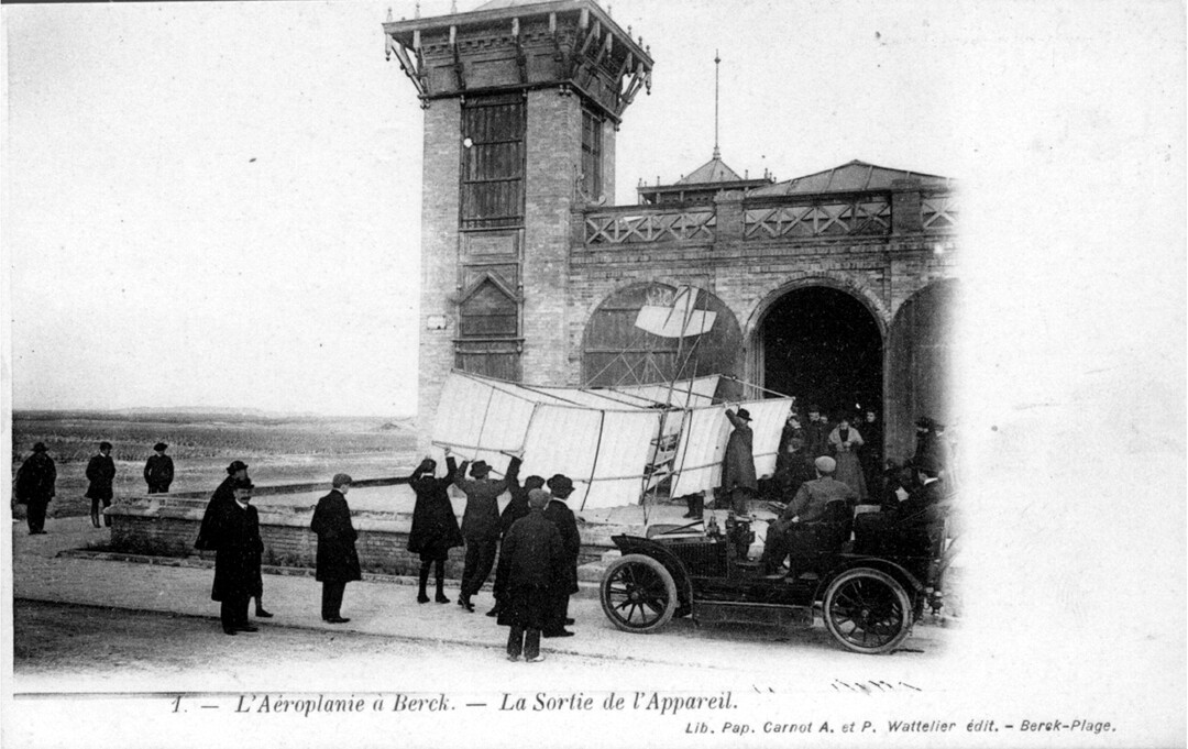 Anonyme, L’aéroplane à Berck, la sortie de l’appareil, ca 1904, coll. Musée Opale Sud