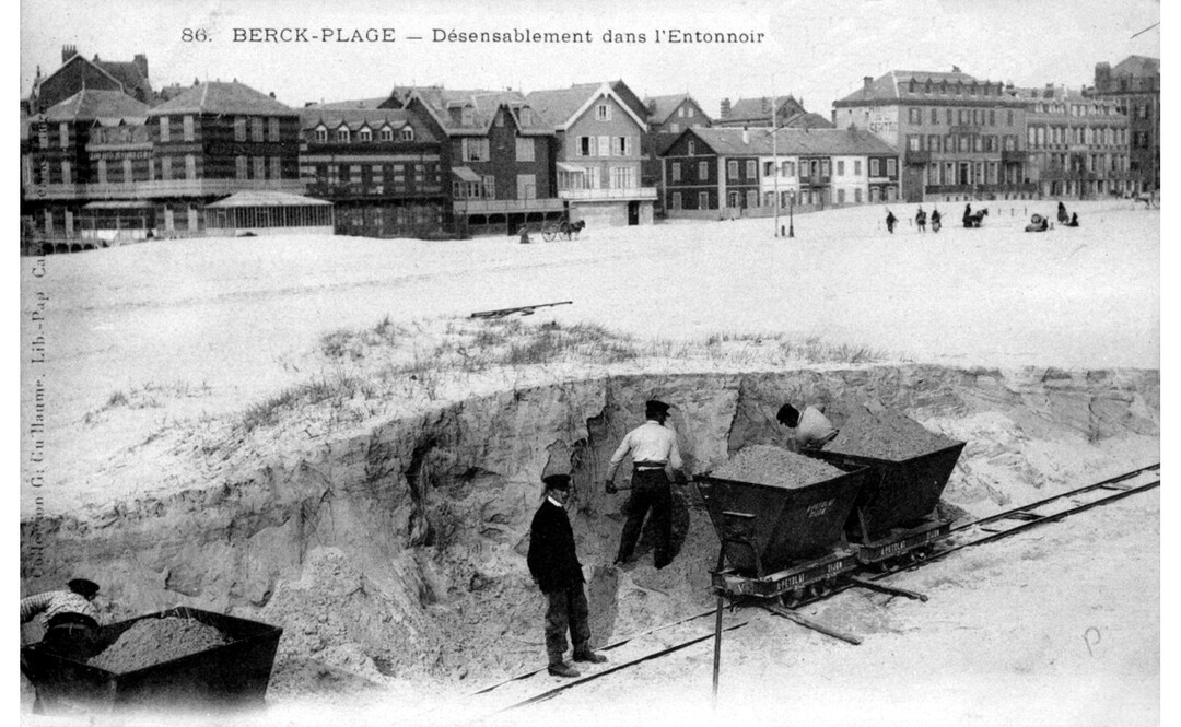 Anonyme, Le désensablement de l’Entonnoir, carte postale n&b, ca. 1900, coll. Musée Opale Sud, Berck-sur-Mer