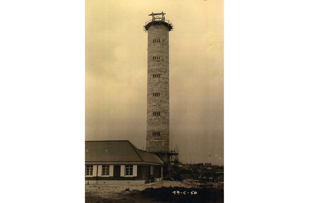 Anonyme, Le phare en construction, photographie n&b, 1950, coll. Archives Municipales, Berck