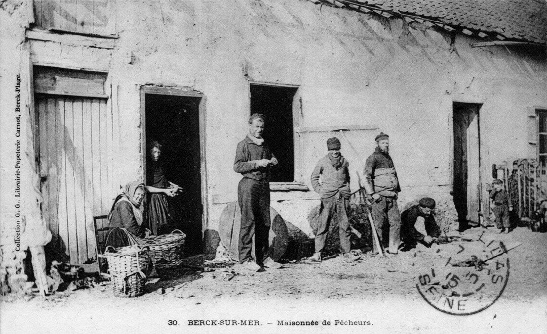 Maisonnée de pêcheurs, carte postale, coll. Archives municipales, Berck