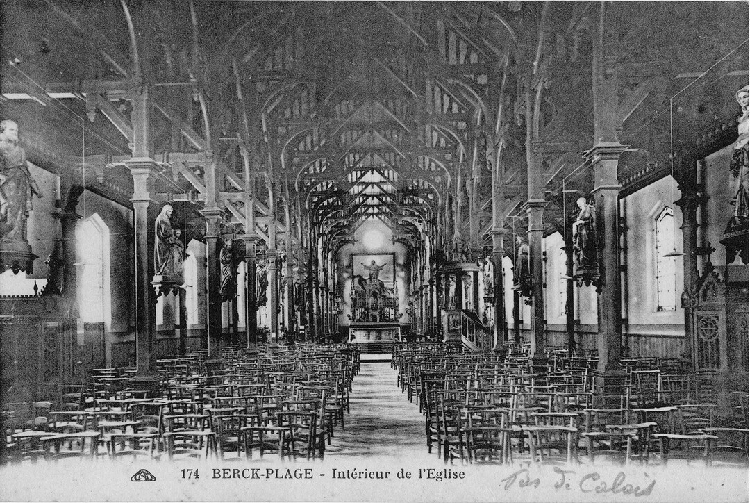 Anonyme, Berck-Plage, Intérieur de l’Eglise, carte postale n&b, ca. 1900, coll. Fonds documentaire Musée Opale Sud, Berck-sur-Mer