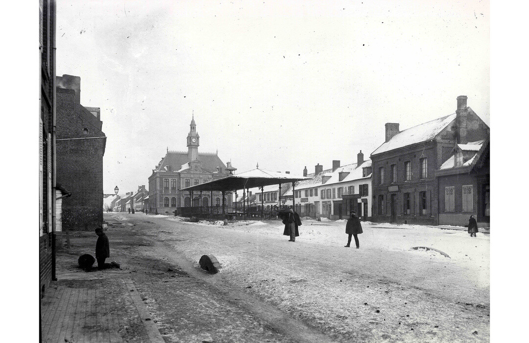 Berck la place de la mairie et la halle aux poissons sous la neige, photo N&B, coll. Archives municipales, Berck