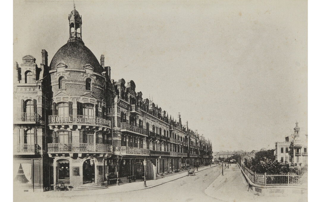 Anonyme, L’avenue de la gare, ca. 1900, carte postale, coll. Musée Opale Sud