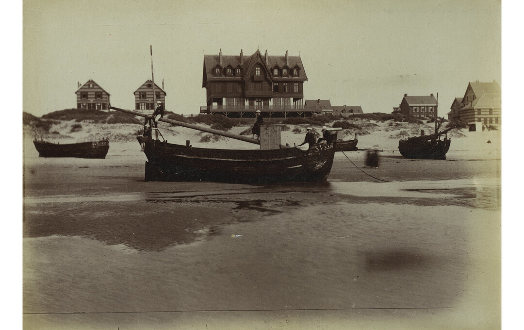Anonyme, Plage de Berck, vue sur la Villa des Oyats, ca. 1885, photo n&b, coll. particulière, Berck