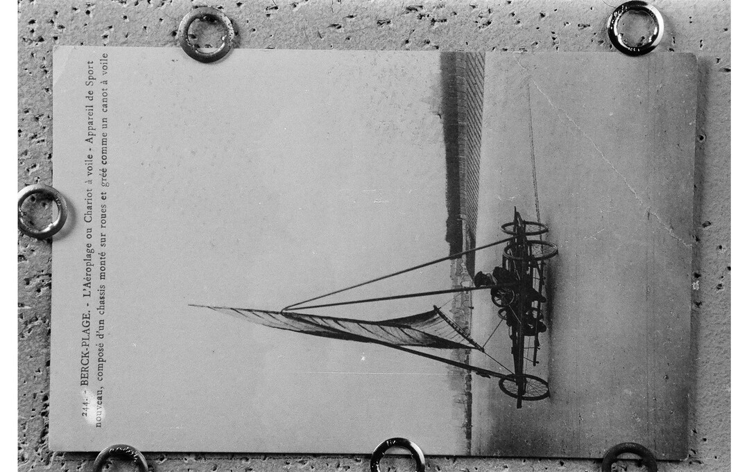 Anonyme, L’aéroplage ou chariot à voile, 1904, carte postale, coll. Archives Municipales, Berck