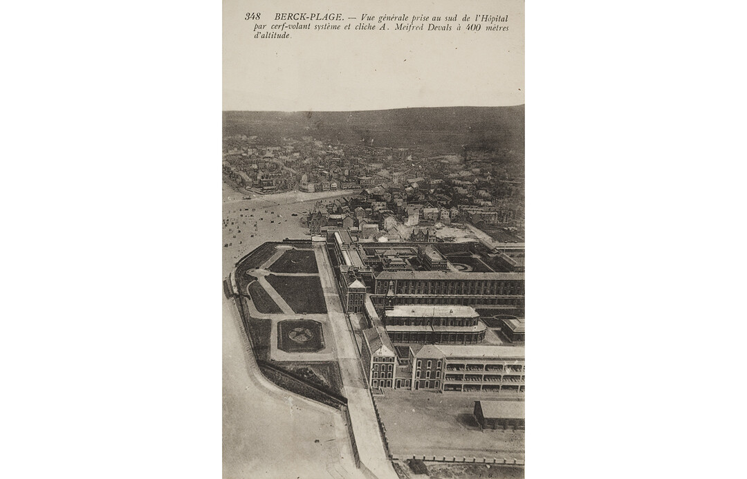 Anonyme, Berck Plage, vue générale de l’Hôpital Maritime, carte postale n&b, ca. 1910, coll. Musée Opale Sud, Berck-sur-Mer