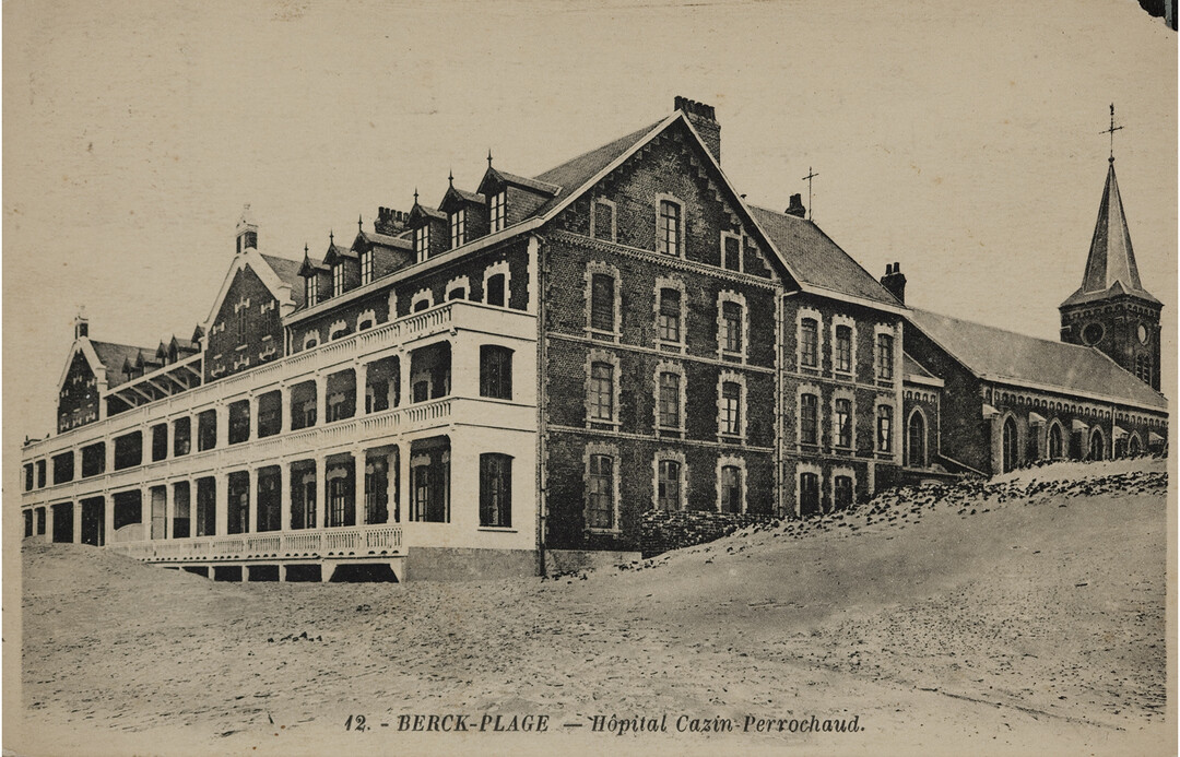 Anonyme, L’Hôpital Cazin-Perrochaud, carte postale n&b, ca. 1900, coll. Musée Opale Sud, Berck-sur-Mer