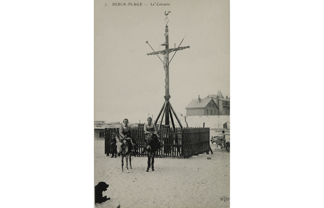 Anonyme, Le Calvaire, carte postale n&b, ca. 1900, coll. Musée Opale Sud, Berck-sur-Mer