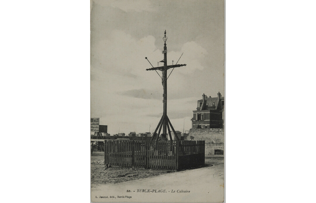 Anonyme, Le calavaire, carte postale n&b, ca. 1900, coll. Musée Opale Sud, Berck-sur-Mer