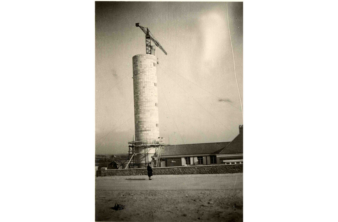 Anonyme, Le phare en construction, photographie n&b, 1950, coll. Archives Municipales, Berck