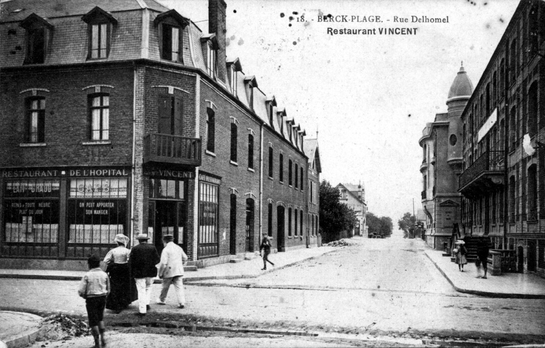 Anonyme, Berck-Plage Hôtel Régina (à droite), carte postale n&b, ca. 1922, coll. Musée Opale Sud, Berck-sur-Mer