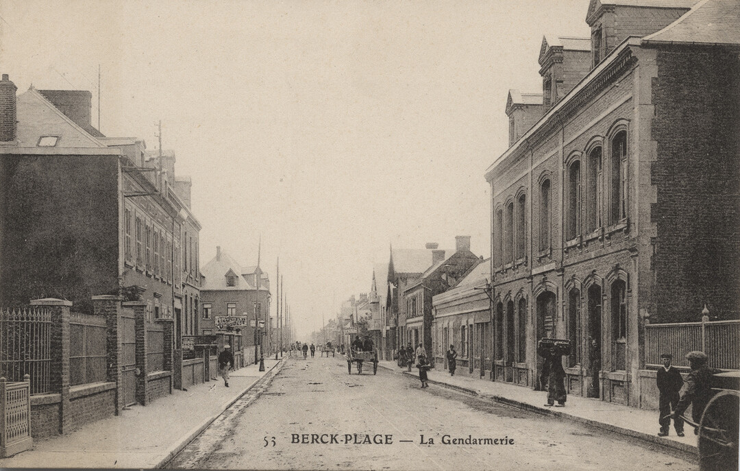 Anonyme, Rue de l’Impératrice, la Gendarmerie, carte postale n&b, ca 1900, coll. Musée Opale Sud