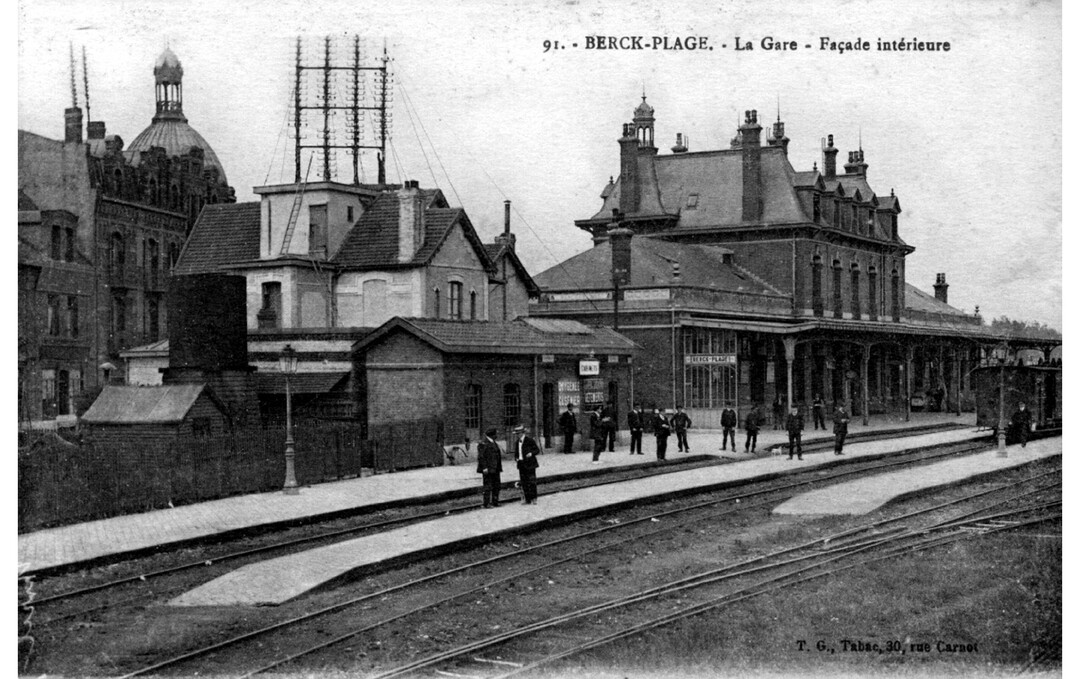 Anonyme, Berck-Plage, la gare la façade intérieure, ca. 1910, carte postale, coll. Fonds documentaire Musée Opale Sud, Berck-sur-Mer