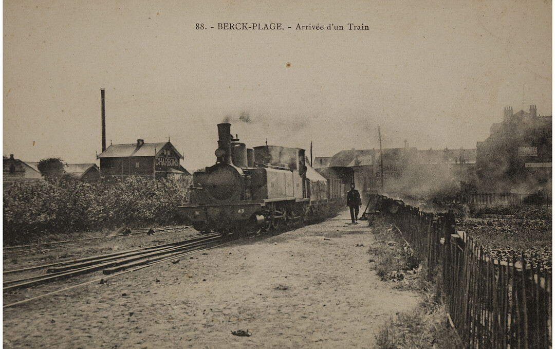 Anonyme, Berck-Plage, arrivée d’un train, ca. 1910, carte postale, coll. Fonds documentaire Musée Opale Sud, Berck-sur-Mer