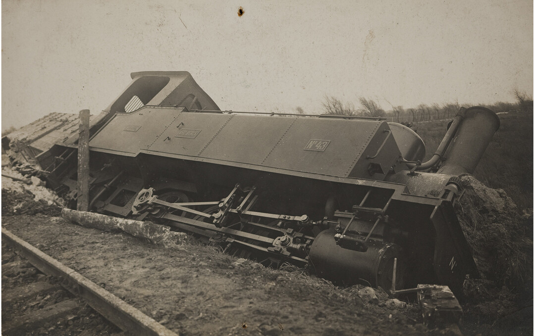 Anonyme, Berck-Plage, le déraillement d’un train, ca. 1910, carte postale, coll. Fonds documentaire Musée Opale Sud, Berck-sur-Mer