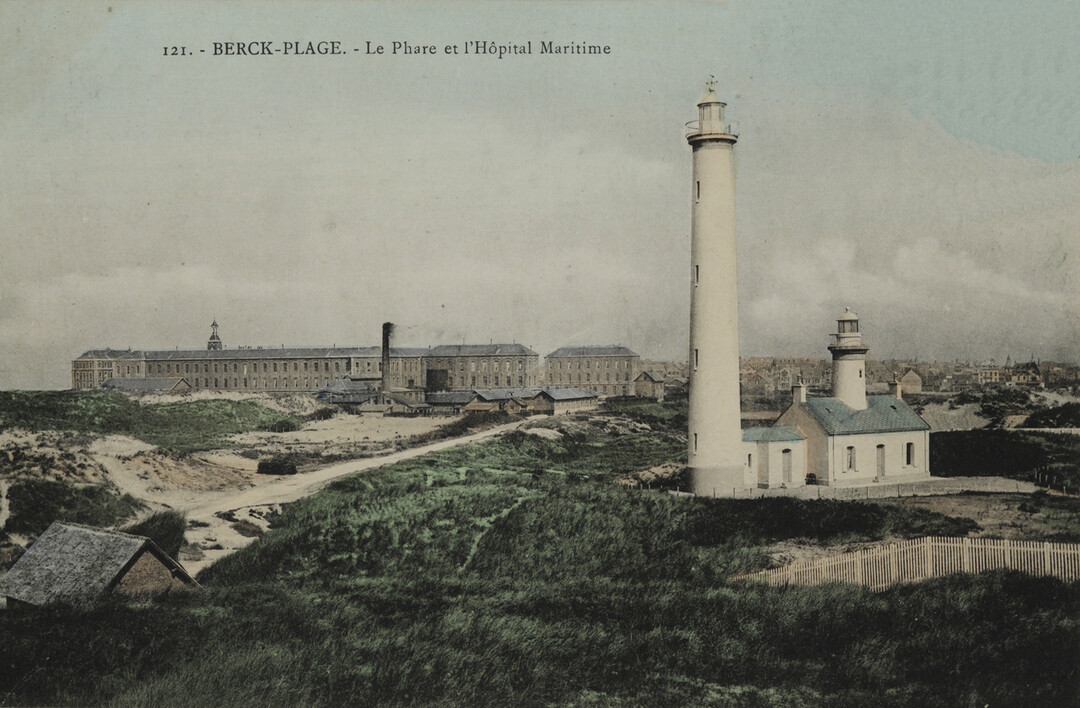 Anonyme, Le phare et l’Hôpital Maritime, carte postale n&b, ca. 1930, coll. Fonds documentaire Musée Opale Sud, Berck-sur-Mer