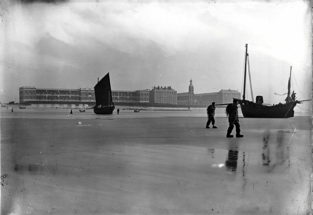 Gestrande boten voor het Scheepvaartziekenhuis, zwart-wit foto, Berck, coll. Archives municipales, Berck